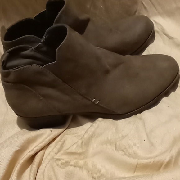 Shoes - Picture 4 of 4